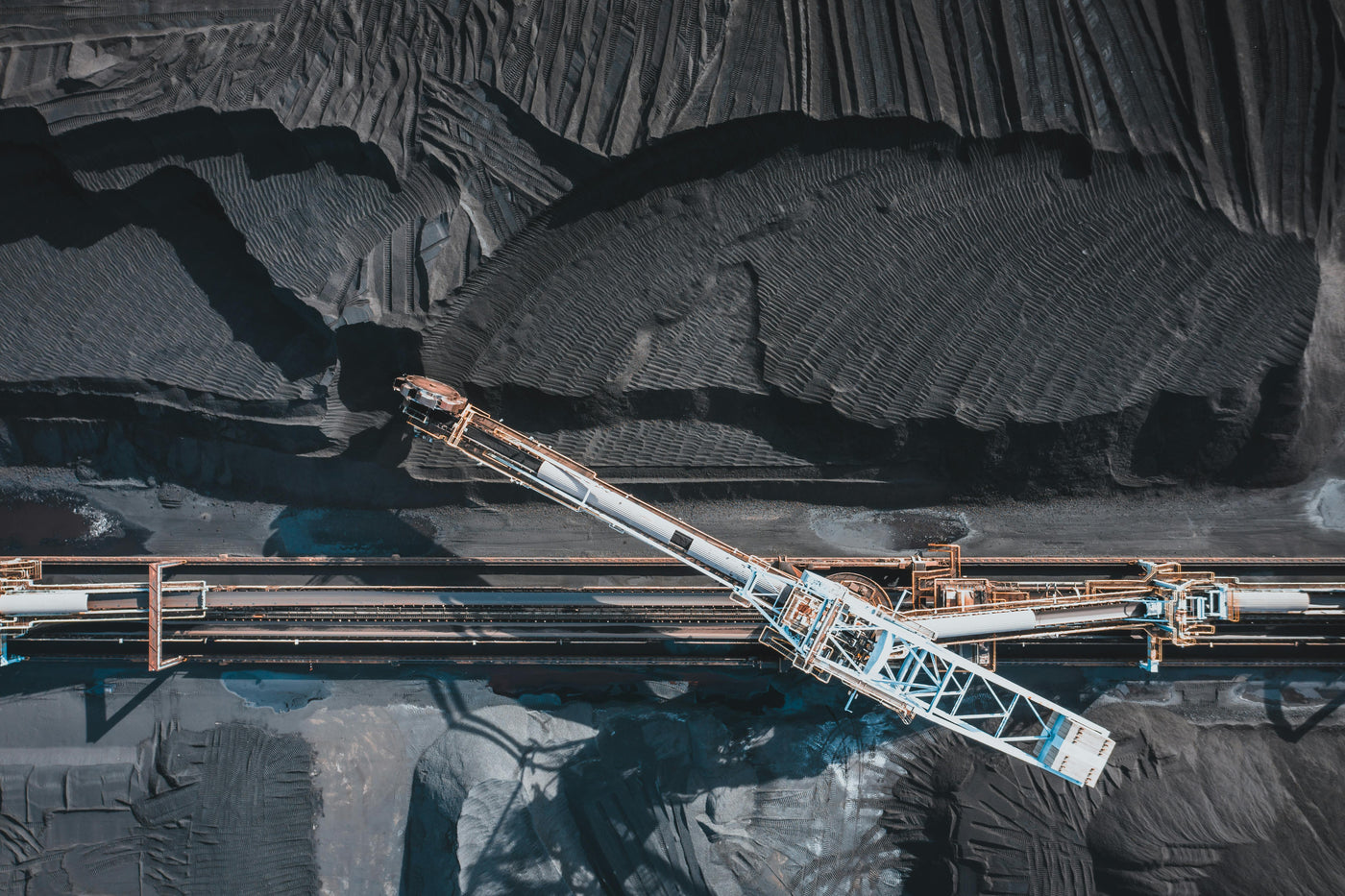 Coal mine with conveyor belt system